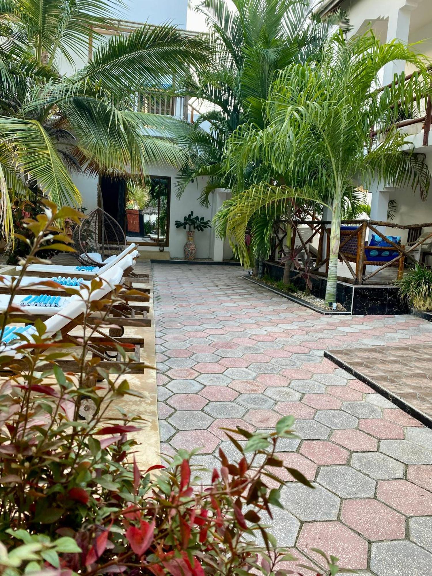 Cezere The Palm Hotel Паже Екстериор снимка
