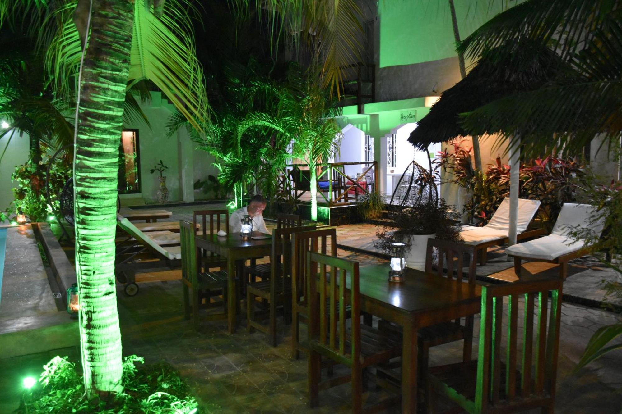 Cezere The Palm Hotel Паже Екстериор снимка