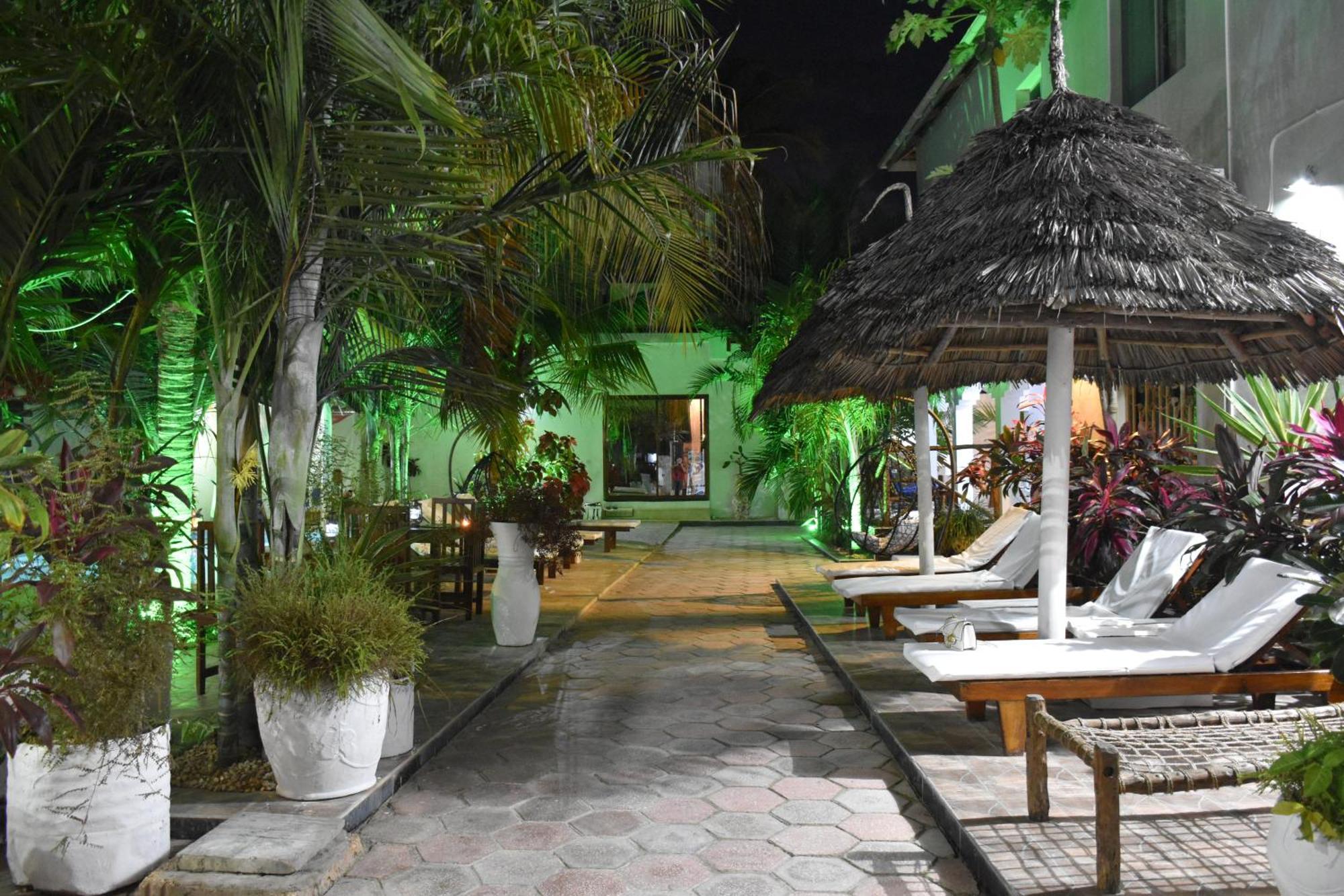 Cezere The Palm Hotel Паже Екстериор снимка