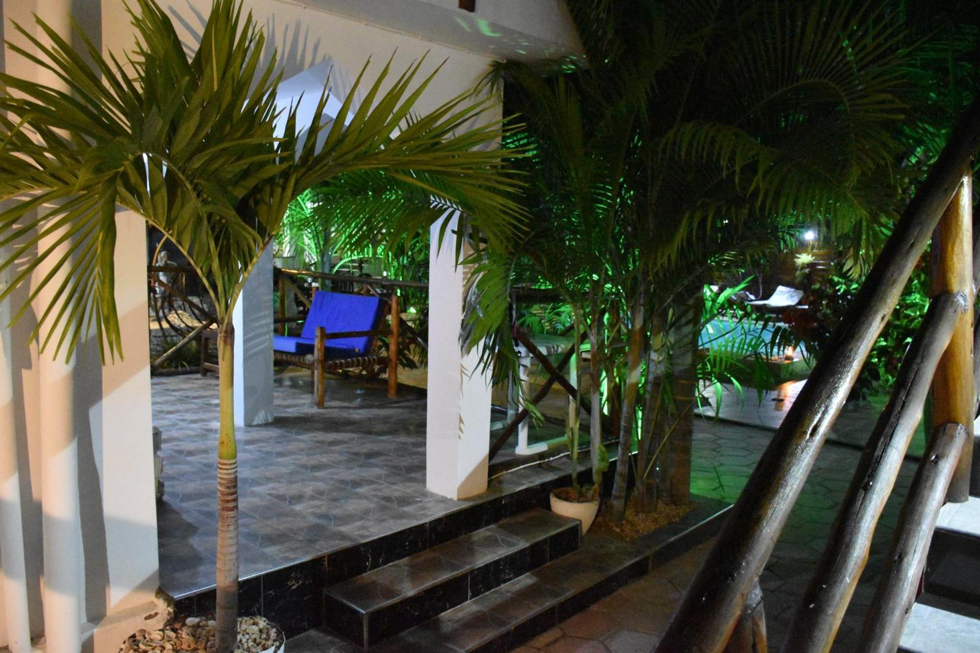 Cezere The Palm Hotel Паже Екстериор снимка